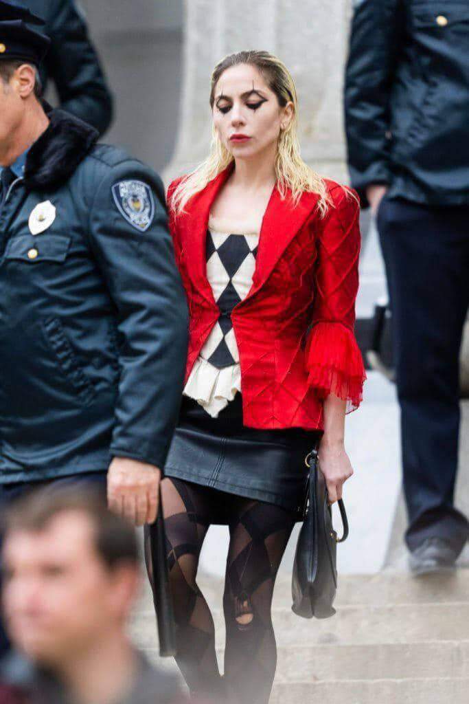 Com figurino preto, branco e vermelho, Lady Gaga encarna Arlequina em cenas de 'Coringa 2' (Foto: Getty Images)