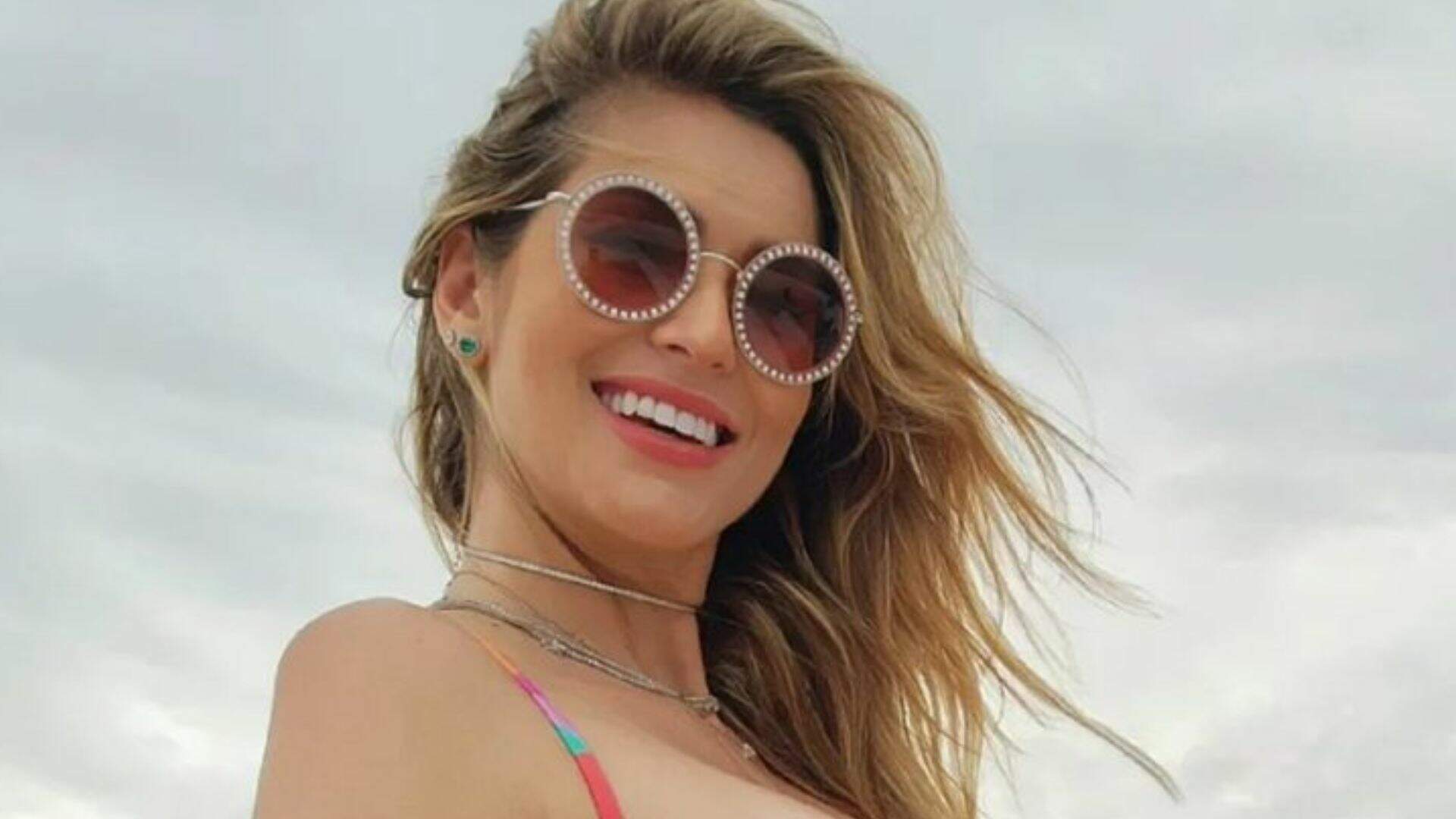 De fio-dental, Lívia Andrade filma tratamento no bumbum: “Tira a aparência de casca de laranja” - Metropolitana FM