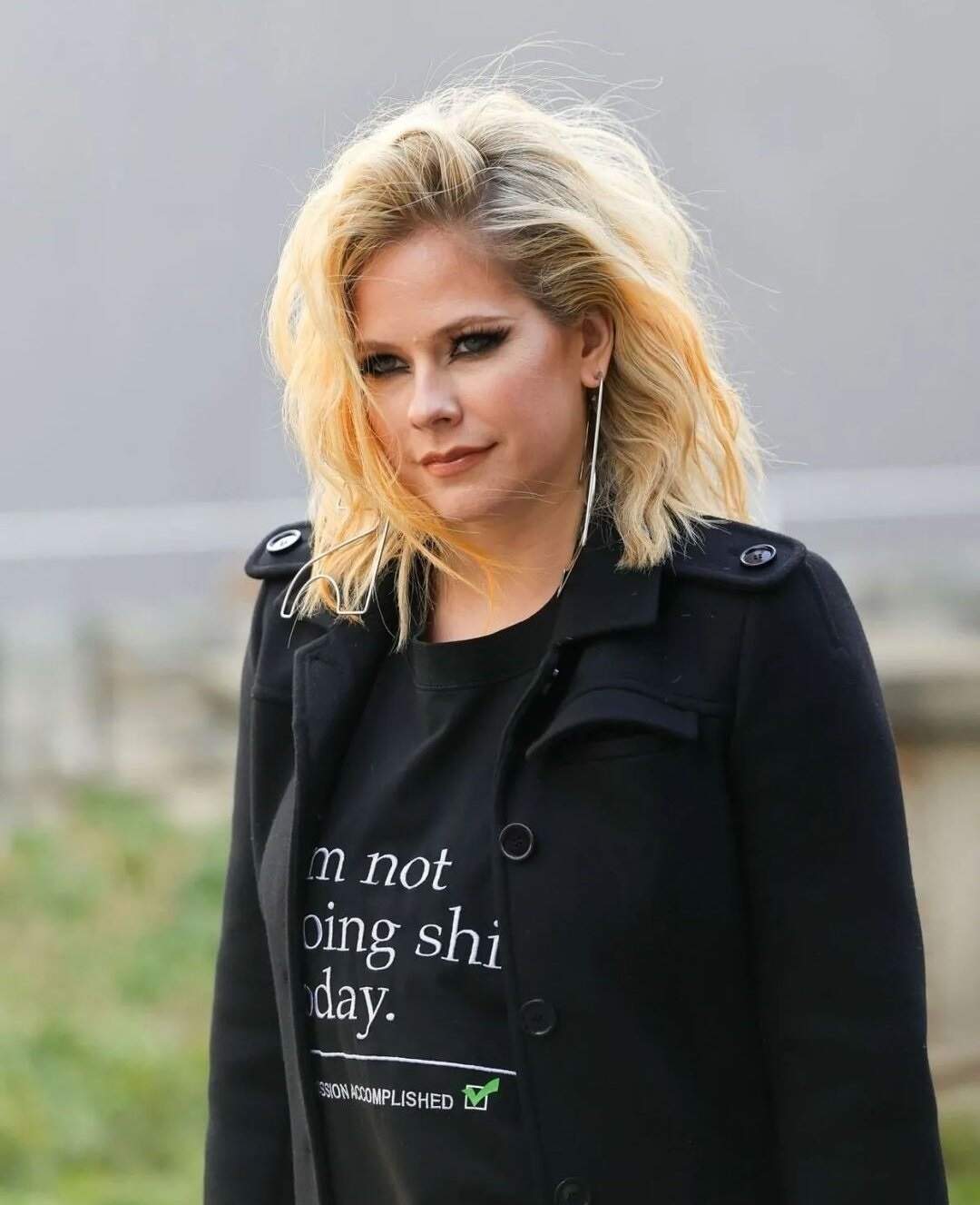 Avril apostou em um look all black para a Semana de Moda de Paris (Foto: Reprodução/Internet)