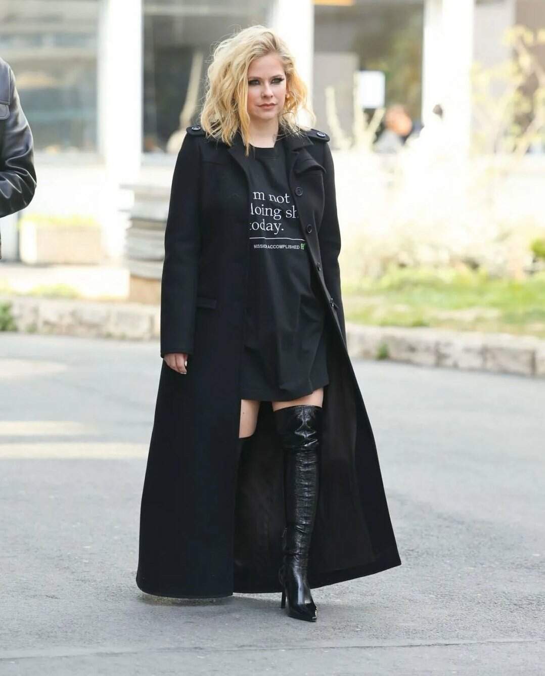 Avril apostou em um look all black para a Semana de Moda de Paris (Foto: Reprodução/Internet)