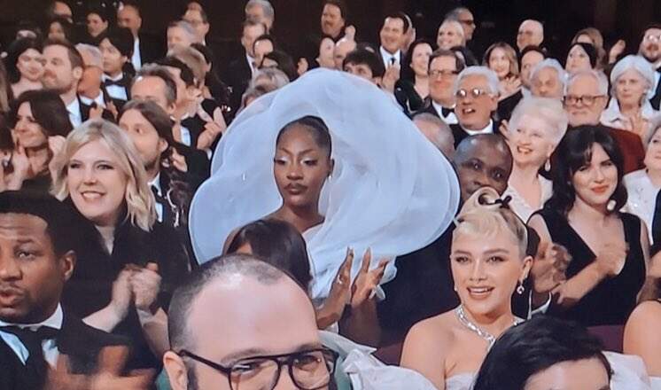 O look da cantora Tems na cerimônia do Oscar 2023 (Foto: Reprodução)