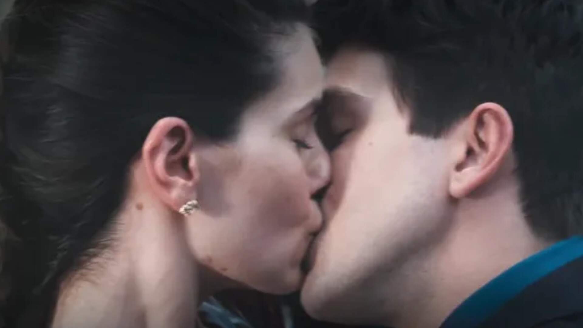 Amor Perfeito: Marê e Julio comemoram liberdade da jovem com um beijo! - Metropolitana FM