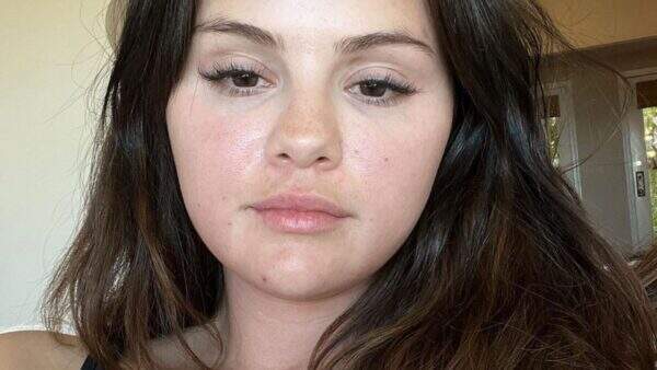 Toda naturalzinha! Selena Gomez surge sem maquiagem e deixa seguidores impressionados