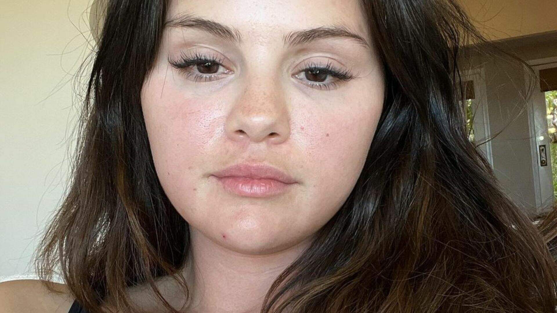 Toda naturalzinha! Selena Gomez surge sem maquiagem e deixa seguidores impressionados - Metropolitana FM