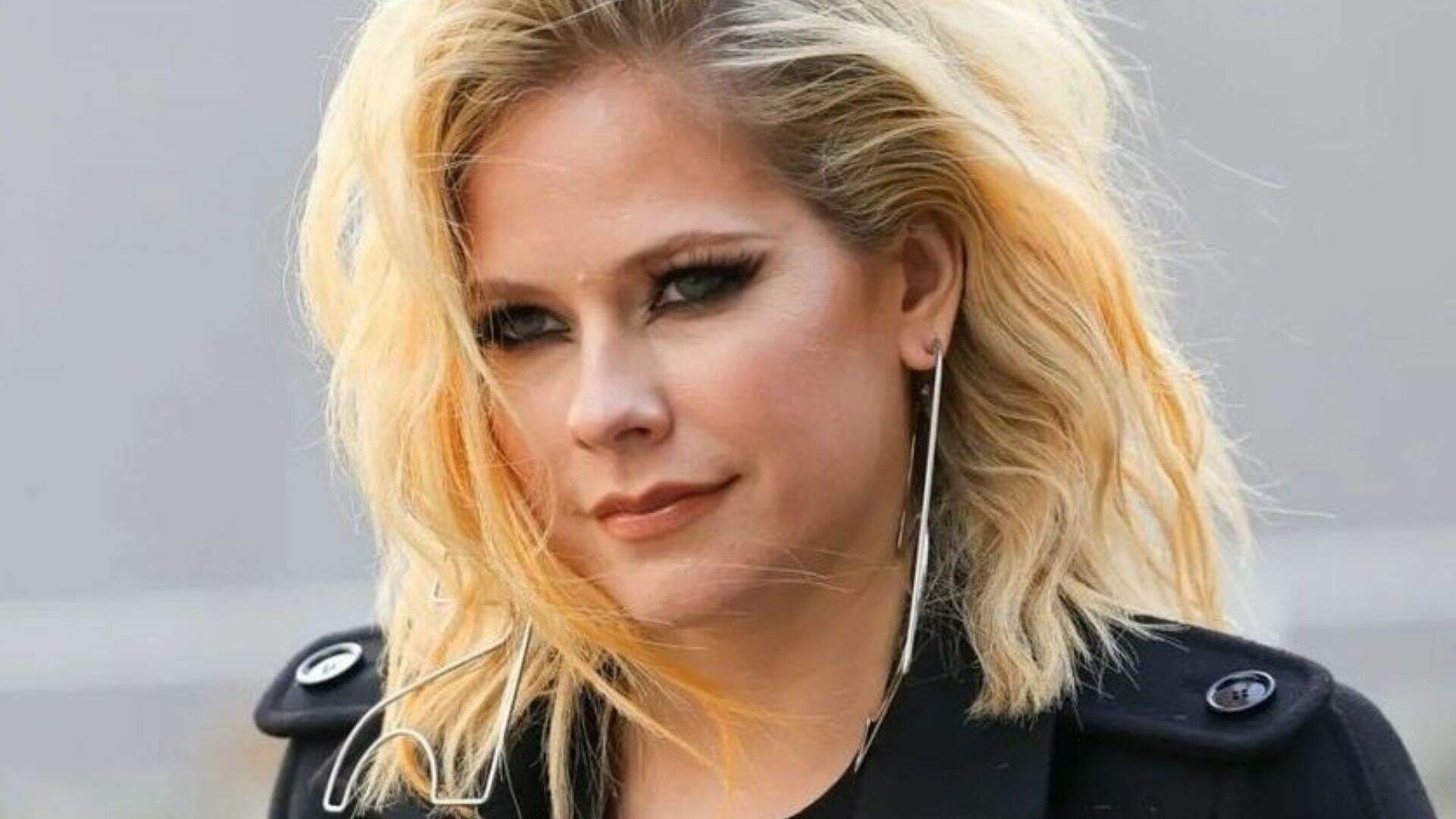 Avril Lavigne faz rara aparição durante a Paris Fashion Week e aposta em look all black - Metropolitana FM
