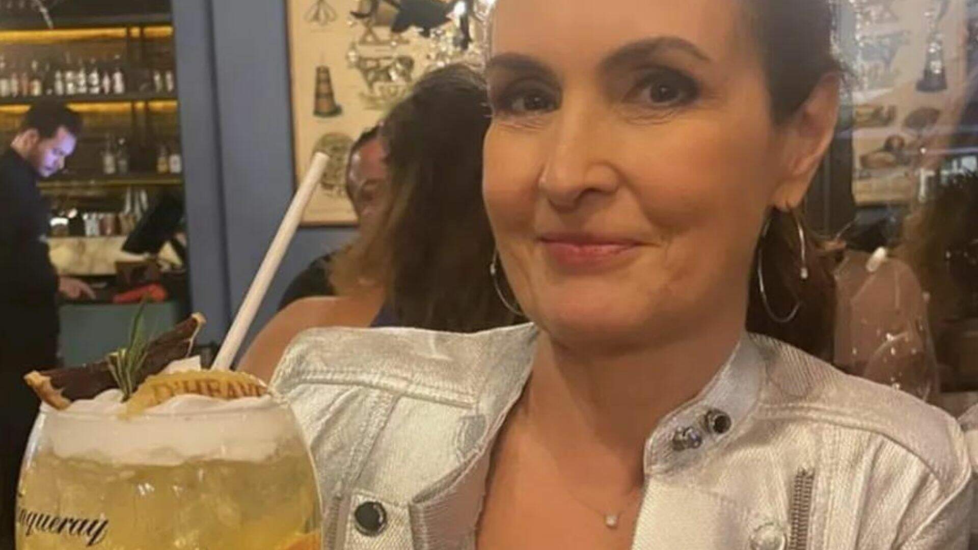 Com look prateado, Fátima Bernardes curte noitada de drinks com a filha - Metropolitana FM