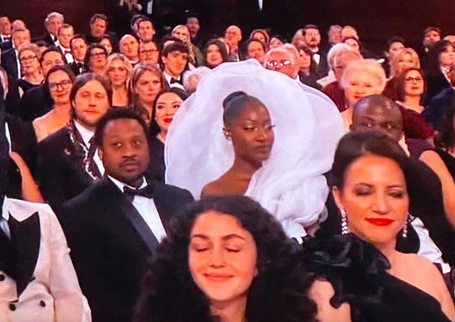 O look da cantora Tems na cerimônia do Oscar 2023