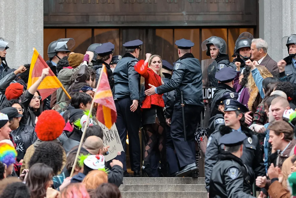 Lady Gaga encarna Arlequina em cenas de 'Coringa 2' (Foto: Getty Images)