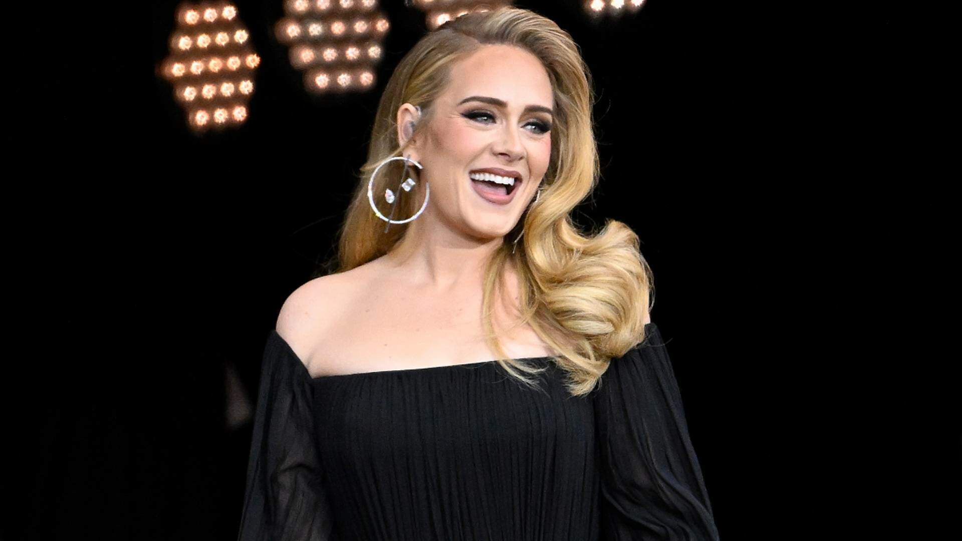 Fãs recém-casados vão direto para show de Adele e cantora realiza sonho da noiva - Metropolitana FM