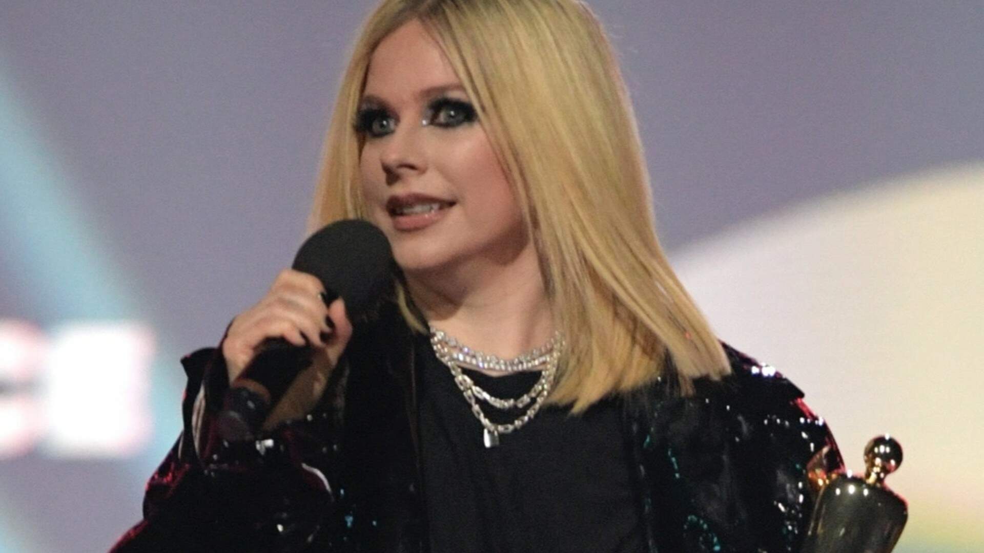 Ativista faz topless durante discurso de Avril Lavigne em premiação e roqueira toma atitude inusitada - Metropolitana FM
