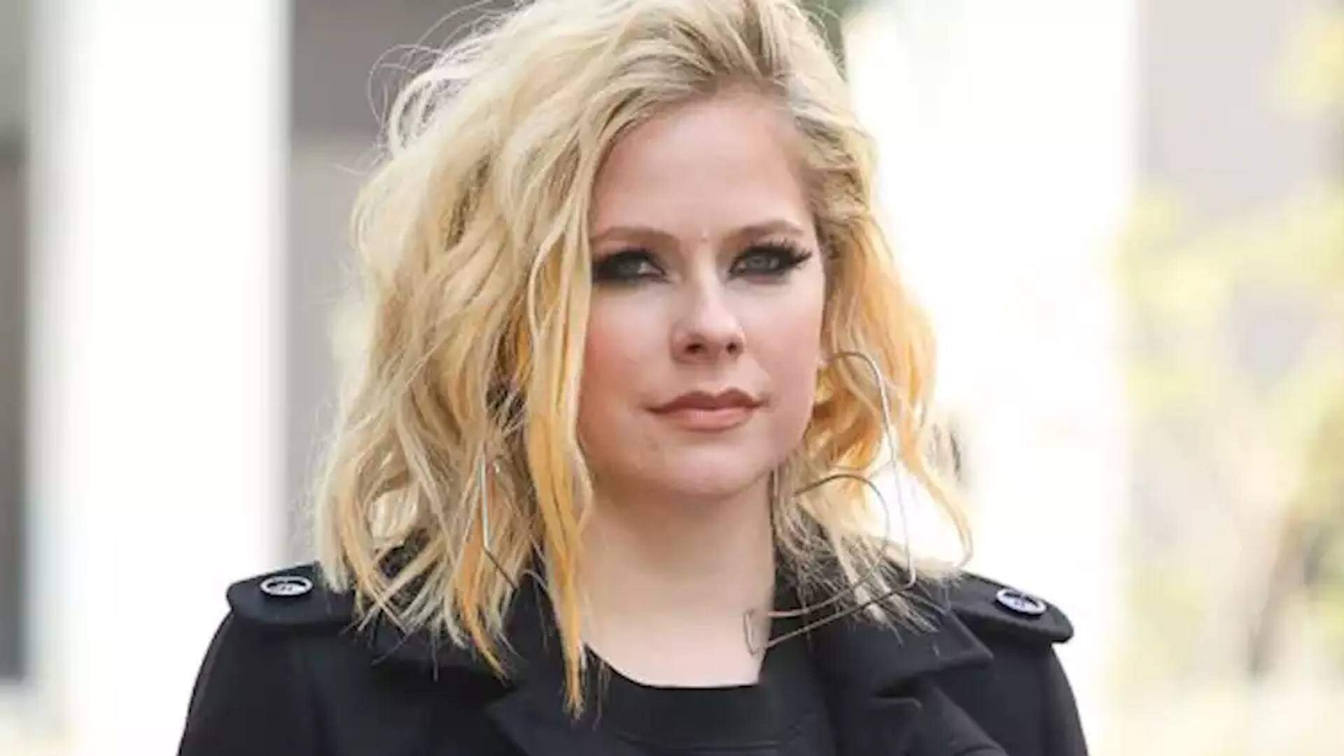 A fila andou! Após fim do noivado com Mod Sun, Avril Lavigne confirma romance com famoso rapper - Metropolitana FM