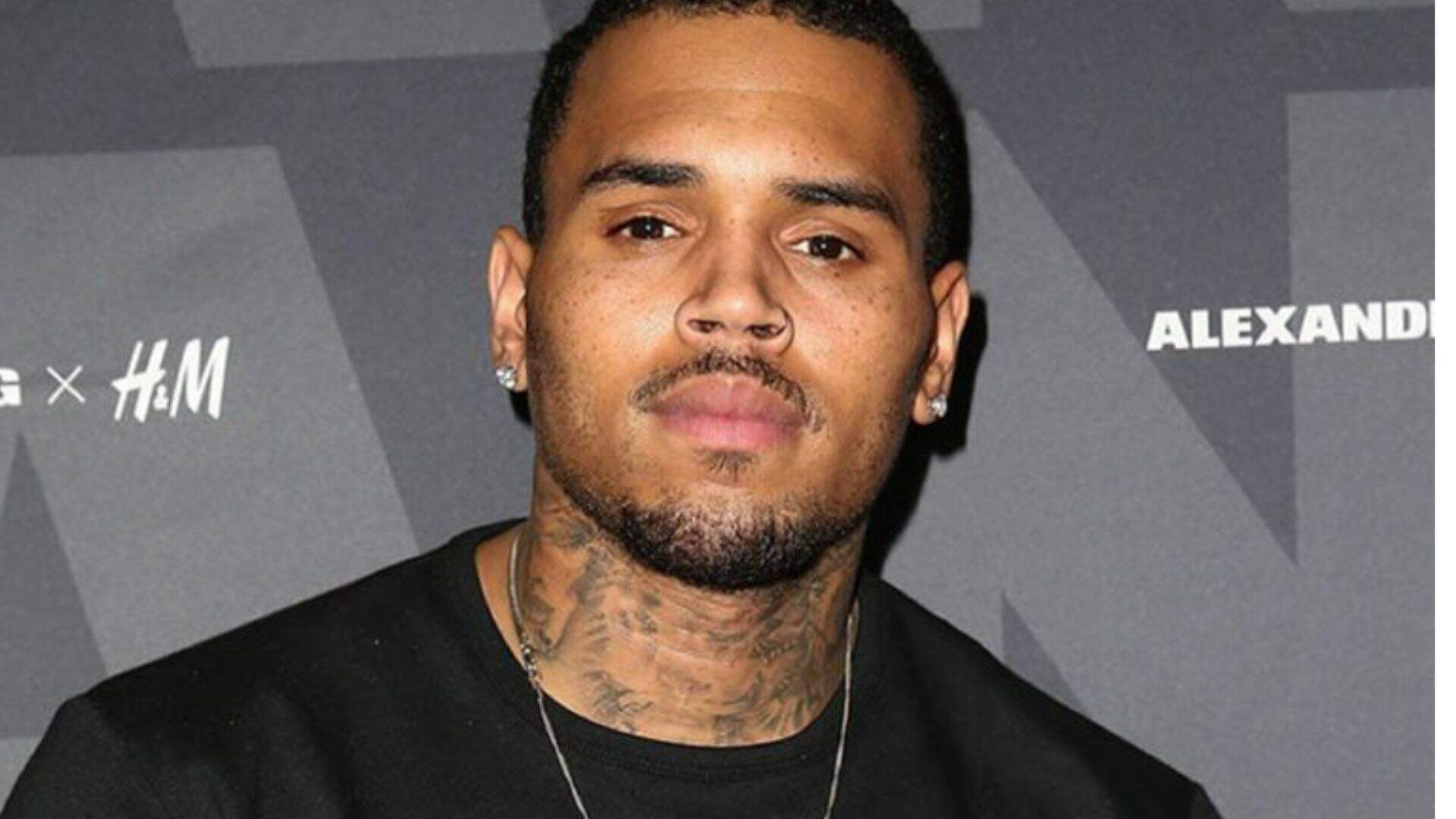 Chris Brown se incomoda com postura de fã durante show e toma atitude polêmica