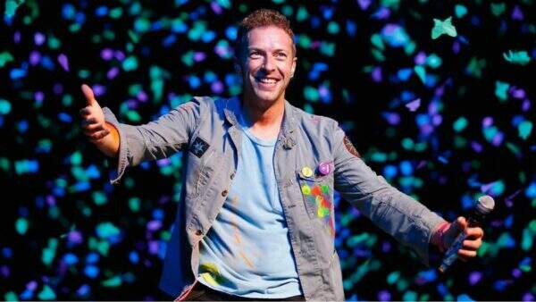 Chris Martin, do Coldplay, é tietado por fãs em academia de SP