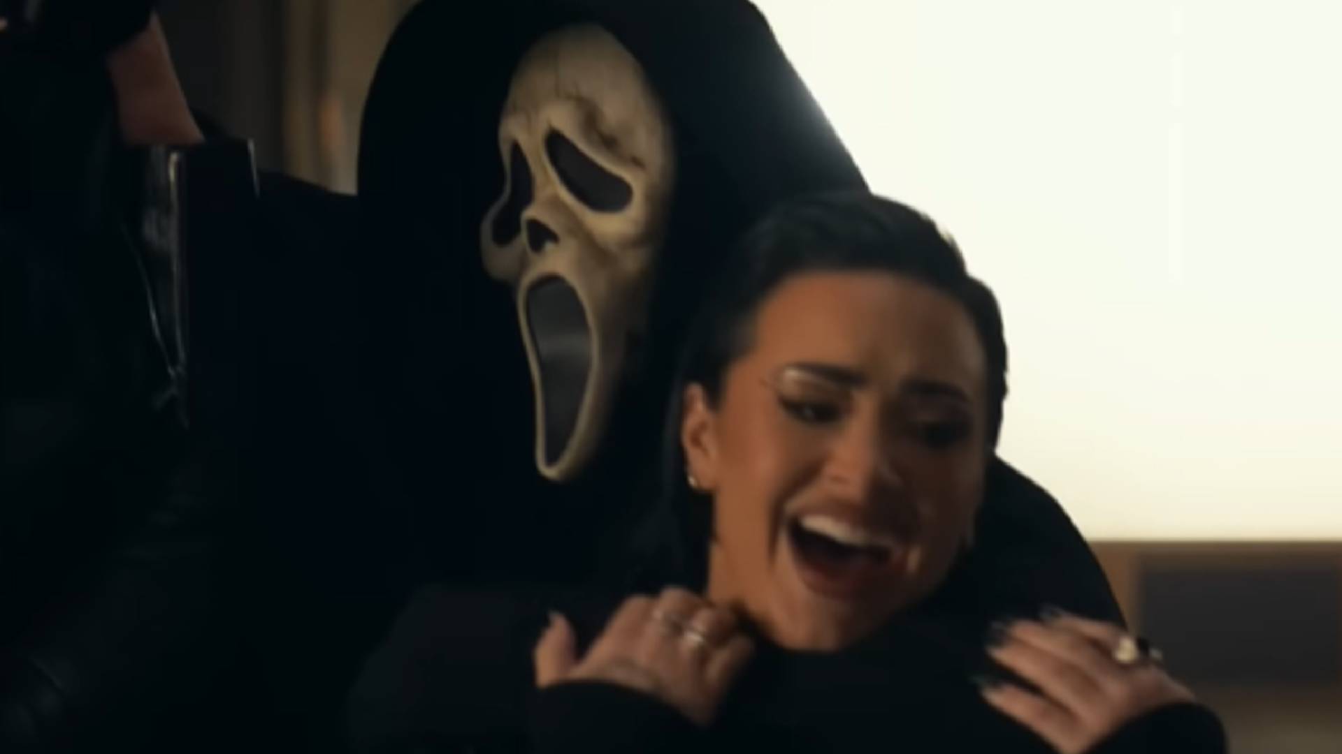Em clima de terror, Demi Lovato lança clipe assustador da trilha sonora do filme ‘Pânico 6’