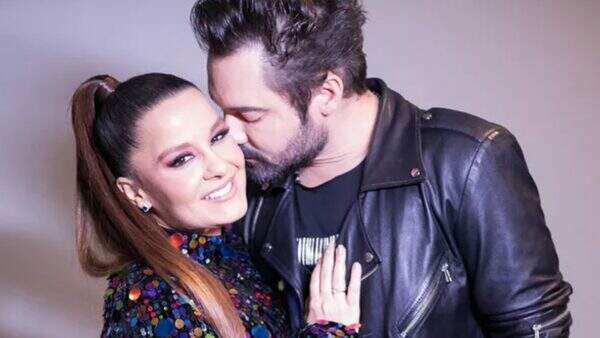 Maiara e Fernando Zor reatam namoro pela 11ª vez com beijão em show