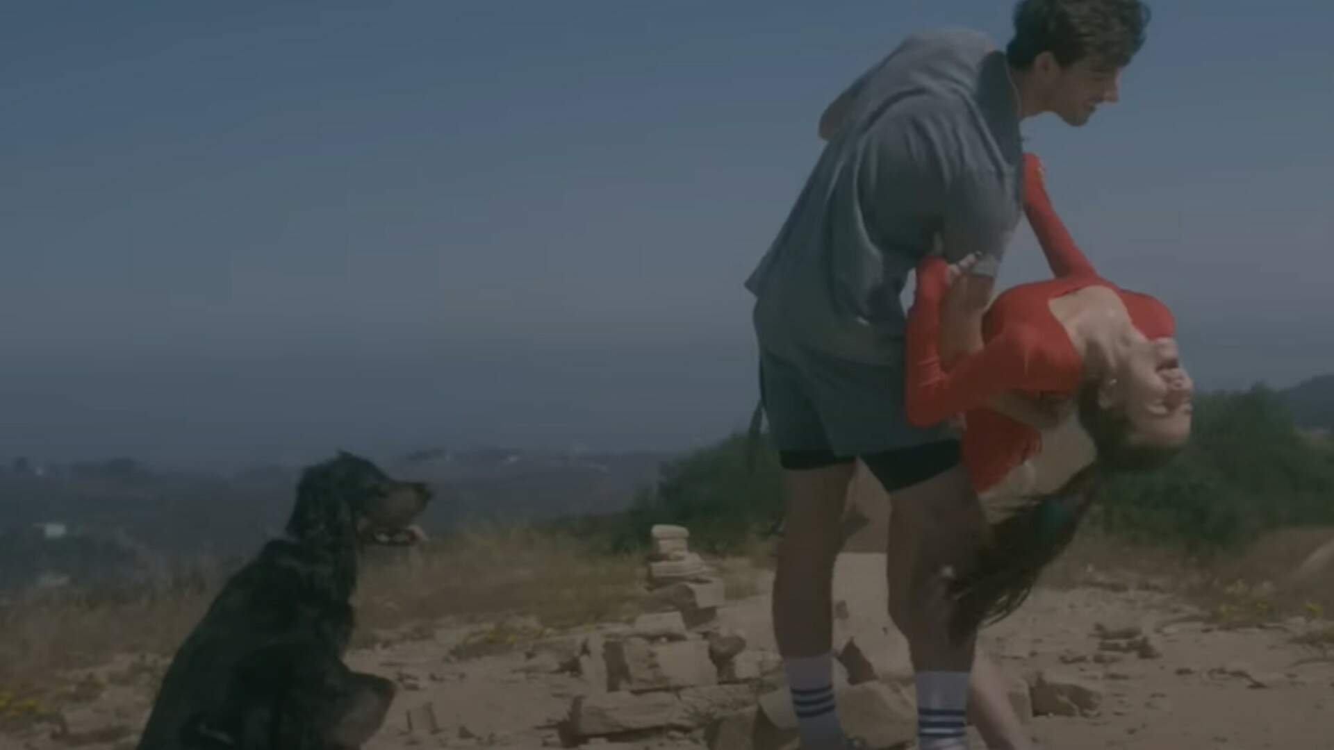 Giulia Be mostra cenas de intimidade com o namorado em clipe romântico do hit  “matching tattoo”