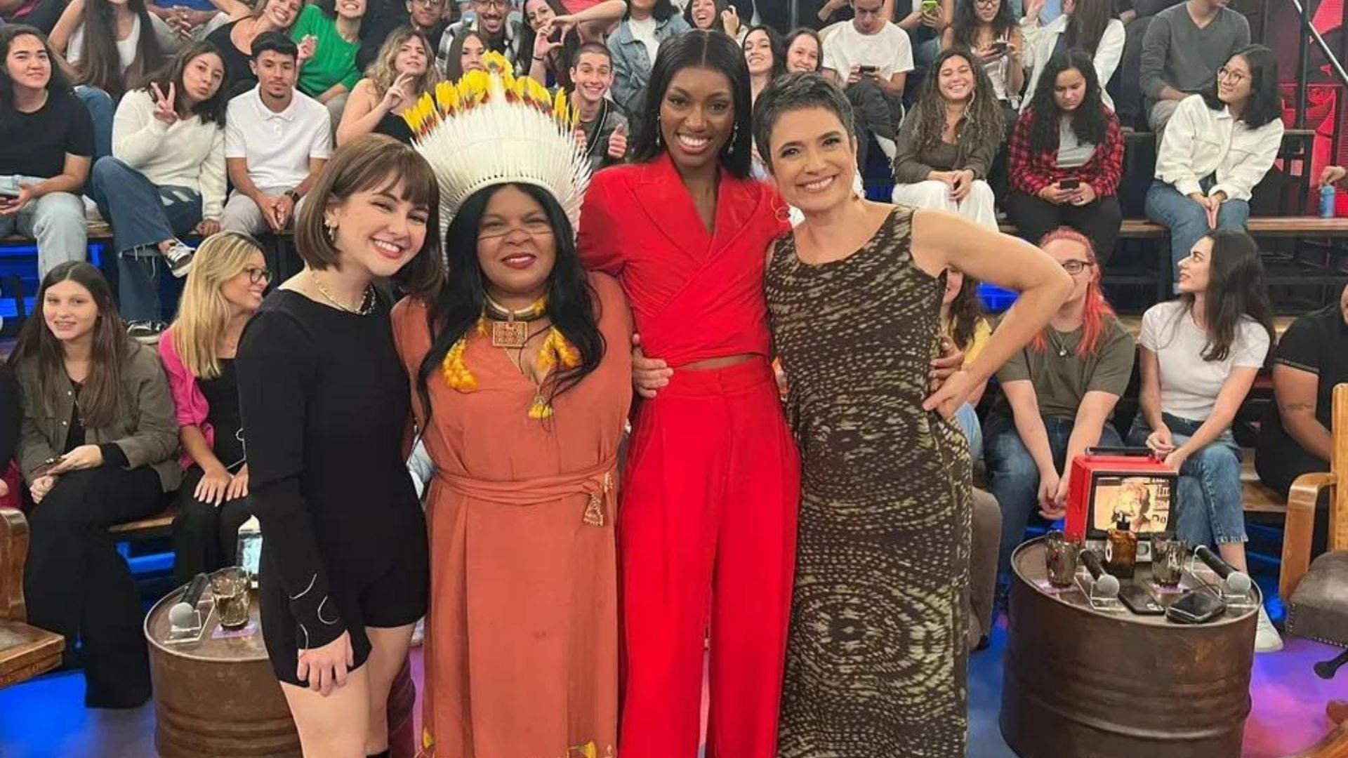 Klara Castanho, Sônia Guajajara, Tina Calamba e Sandra Annenberg no 'Altas Horas' (reprodução: Divulgação/TV Globo)
