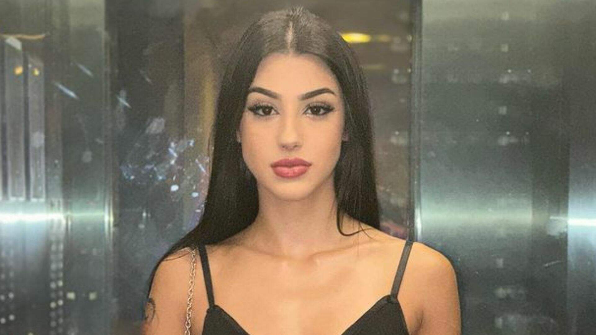 Com decote profundo, Bia Miranda usa vestido transparente e tira foto sensualizando no elevador - Metropolitana FM