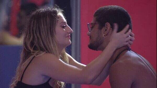 BBB 23: Atacante! Mais uma vez, Gabriel Santana dá em cima de Bruna: “Por que você não me beija?”