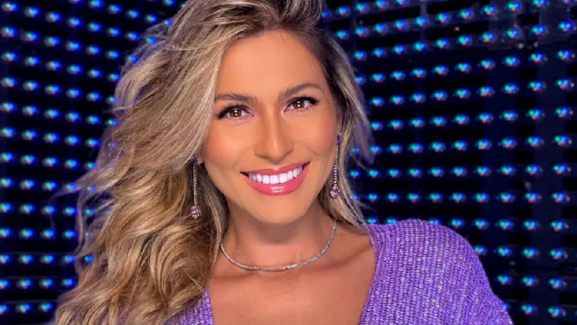 Lívia Andrade sensualiza com vestido aberto até o umbigo durante o ‘Domingão com Huck’ - Metropolitana FM