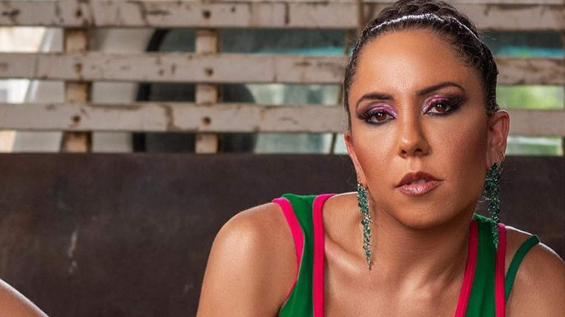 Mulher Melão mostra que ainda não superou o Carnaval e surge só de calcinha na rua - Metropolitana FM