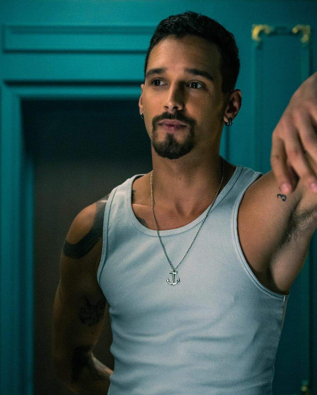 Joel Sánchez como Bruce em "Berlim". (Foto: Reprodução/Instagram)