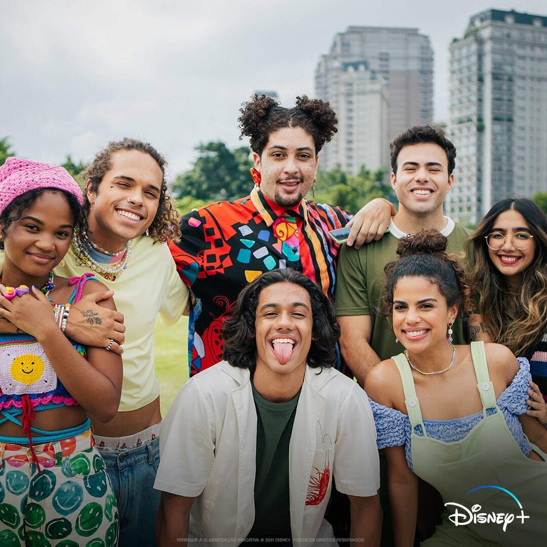 Elenco principal de "Tá Tudo Certo" (Foto: reprodução/Disney+)
