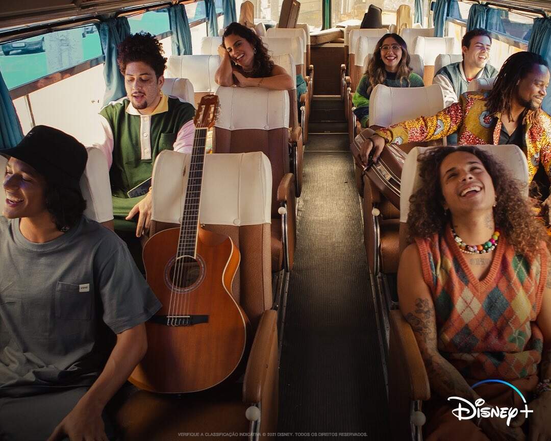 Elenco principal de "Tá Tudo Certo" (Foto: reprodução/Disney+)