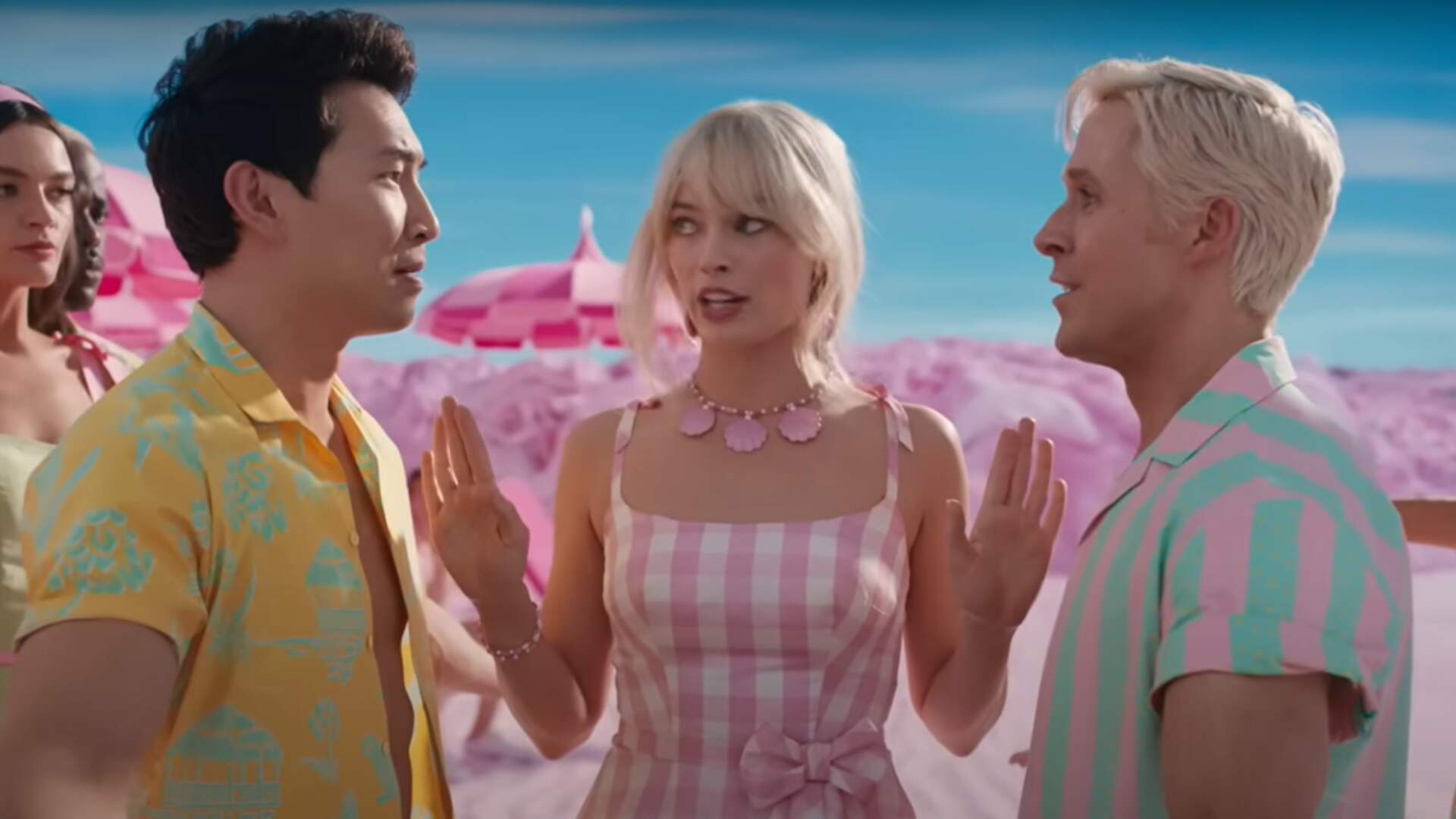Simu Liu, Margot Robbie e Ryan Gosling em Barbie. (Foto: Reprodução/Barbie)