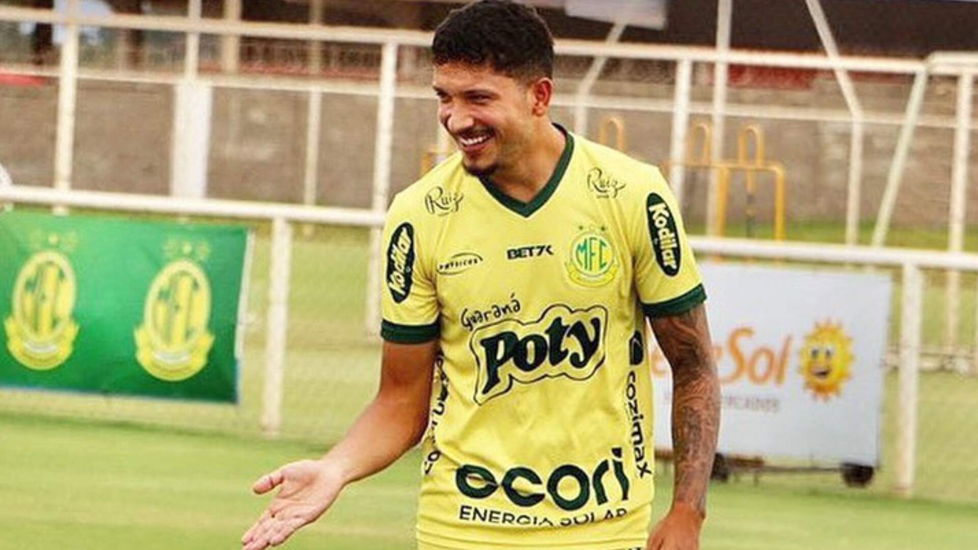 Yuri Lima é um jogador de futebol brasileiro.