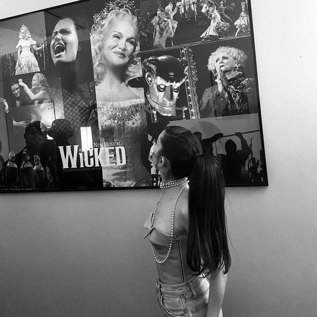 Ariana Grande nos bastidores do musical "Wicked" (Foto: Reprodução/Instagram)