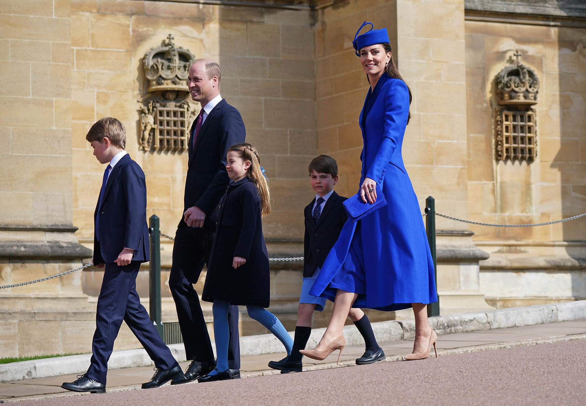 Família real britânica se encontra na missa de Páscoa e surge com looks combinando