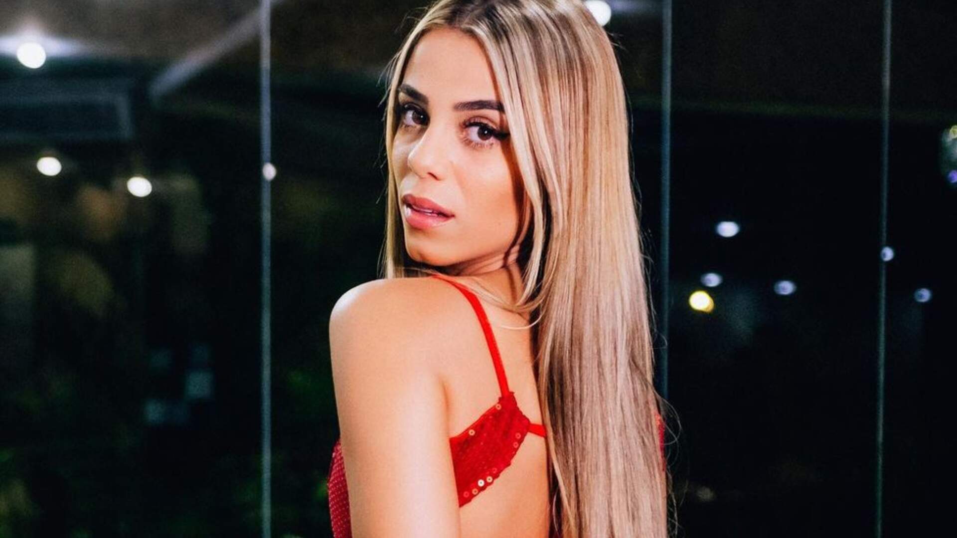 Key Alves empina com vestido curtinho e quase deixa bumbum à mostra na saia curta - Metropolitana FM