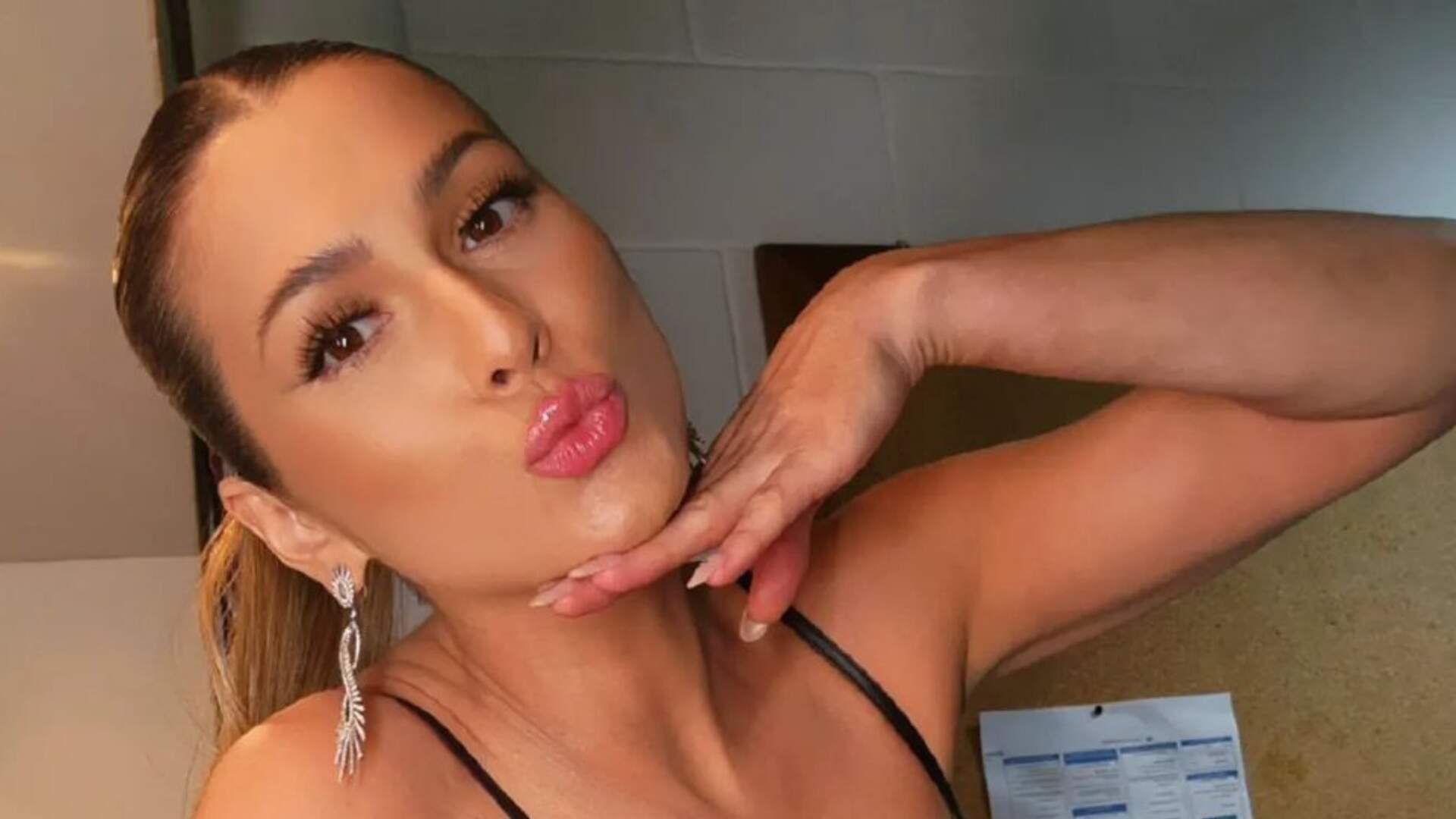 Lívia Andrade se descuida com vestido decotado demais e exibe corpão escultural em nova selfie - Metropolitana FM