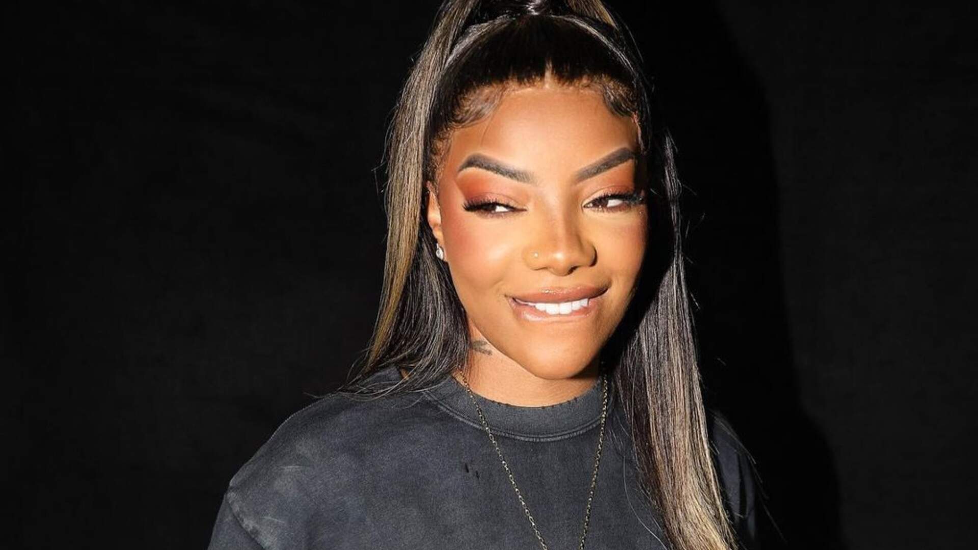 Ludmilla acorda animada e se filma só de biquíni na janela do quarto: “Fazendo um charme” - Metropolitana FM