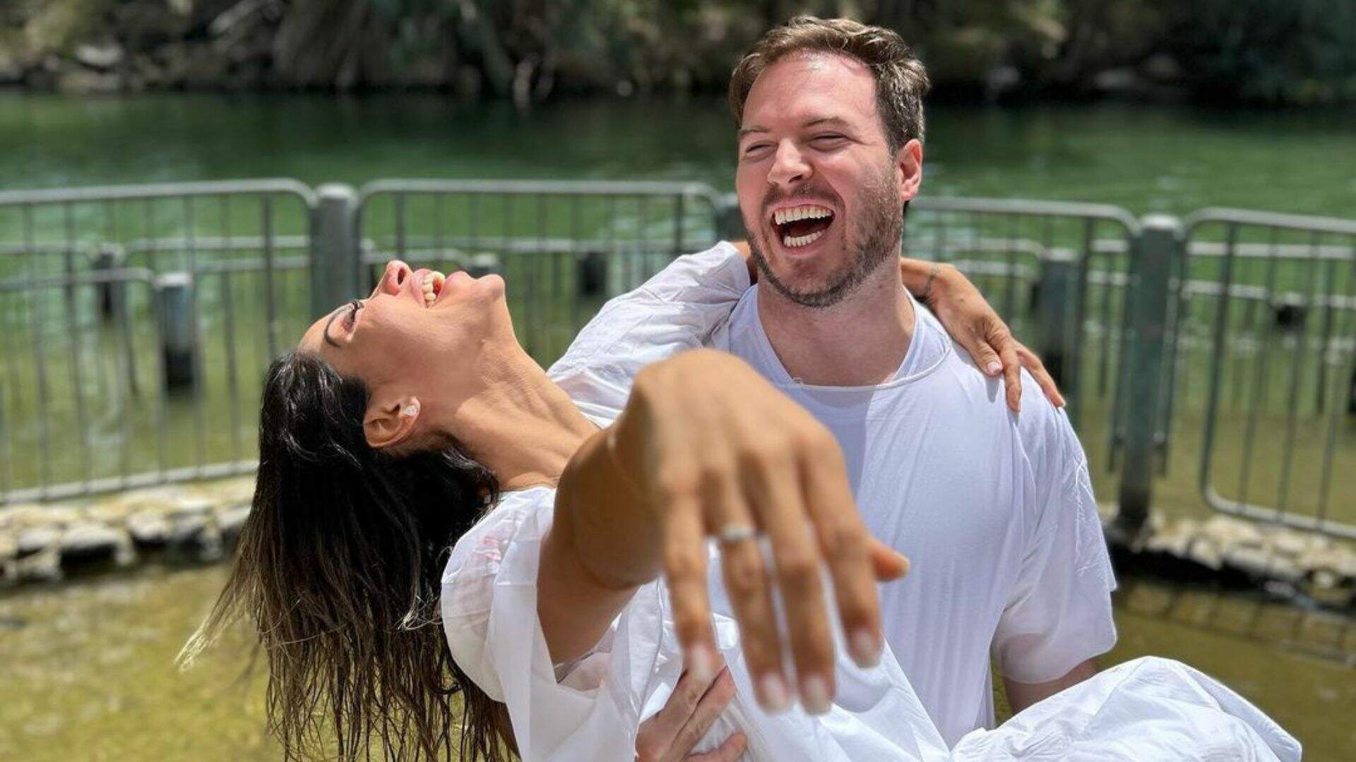 Após se batizar no Rio Jordão, Maíra Cardi é pedida em casamento por Thiago Nigro - Metropolitana FM