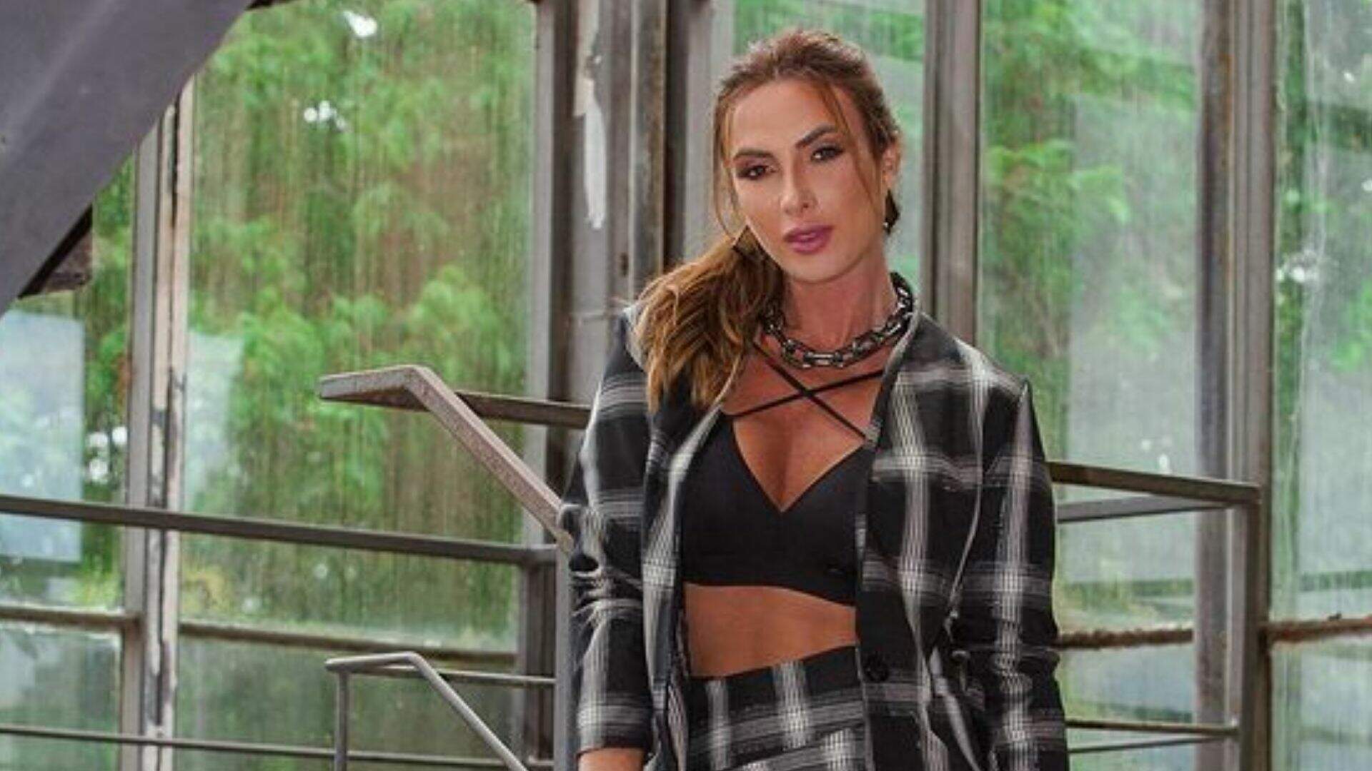 Nicole Bahls senta de lado em sofá e volume do bumbum levanta o vestido: “Tem vida própria” - Metropolitana FM