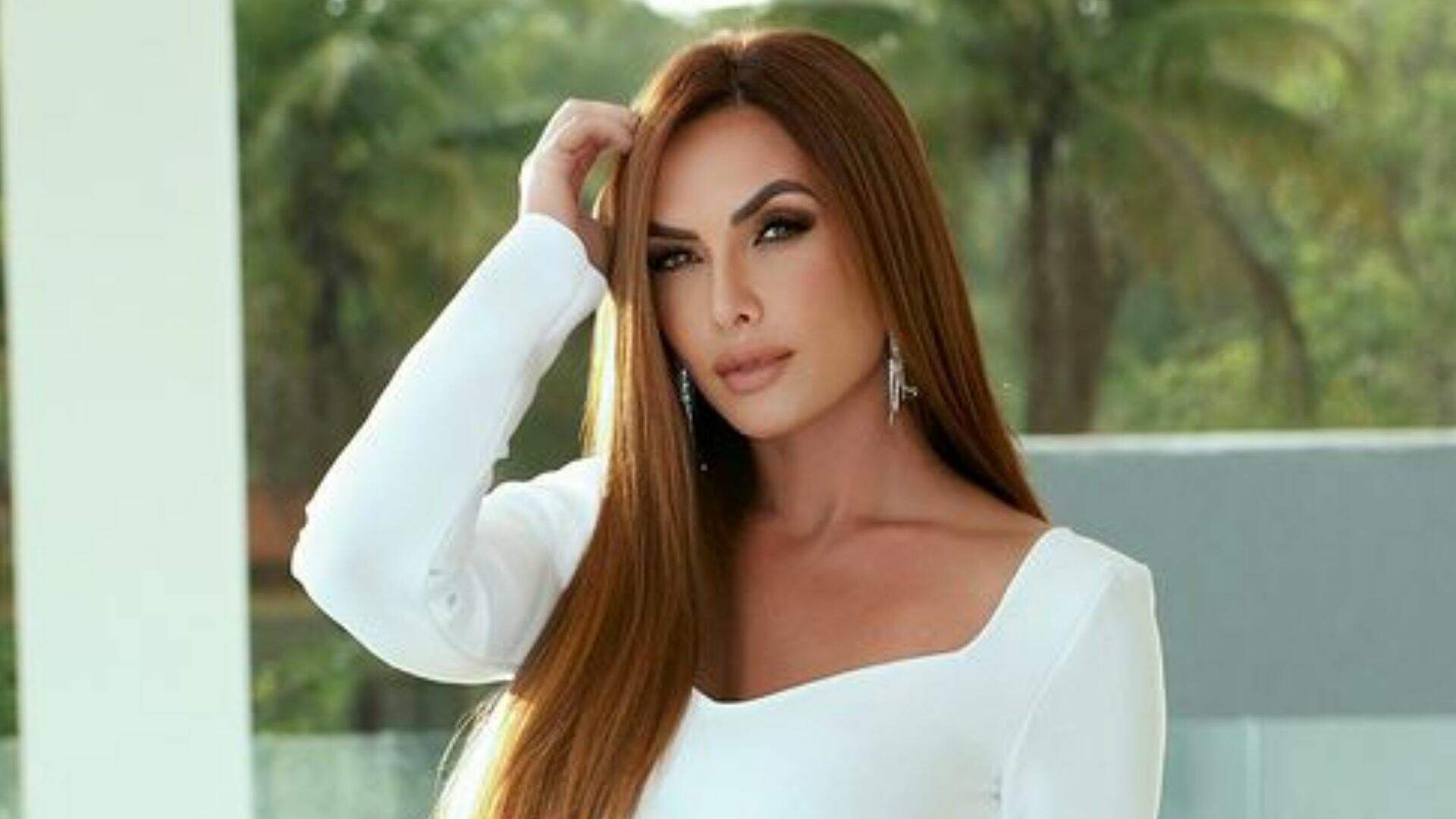 Nicole Bahls cruza as pernas e saia PP acaba subindo e revelando coxas turbinadas: “Dei zoom” - Metropolitana FM