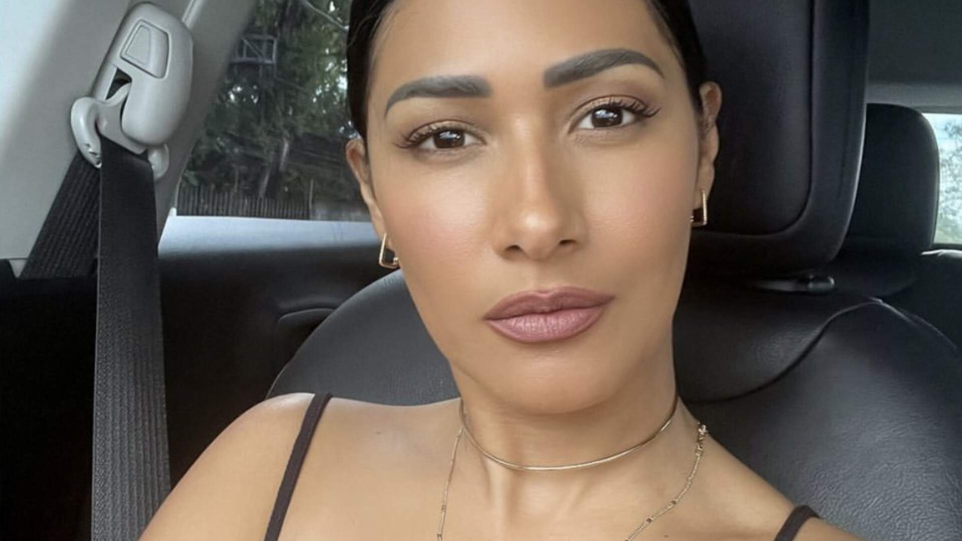 Simaria faz selfie no carro e ‘para o trânsito’ com volume do silicone escapando: “Exagerei”