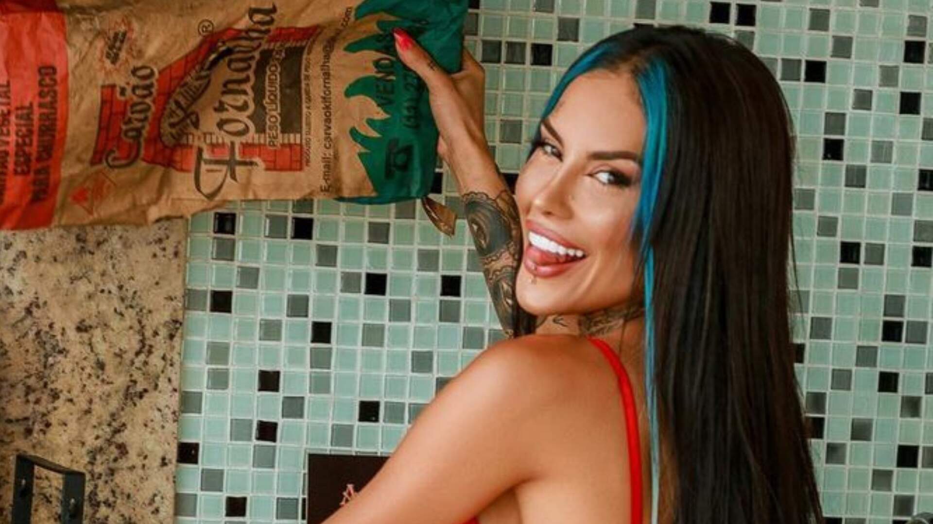 Na cozinha, Tati Zaqui usa calcinha vermelha e empina bumbum pra provocar: “Só picanha hoje” - Metropolitana FM