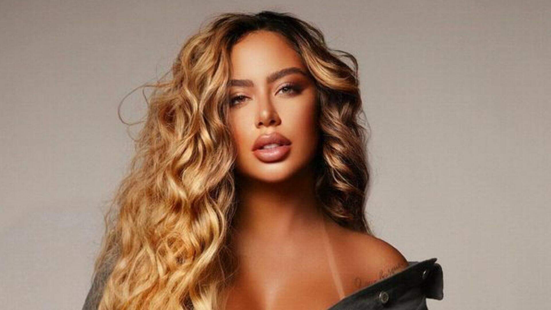 Rafaella Santos se prepara para o feriado abrindo botões da roupa e exibindo volume bronzeado - Metropolitana FM
