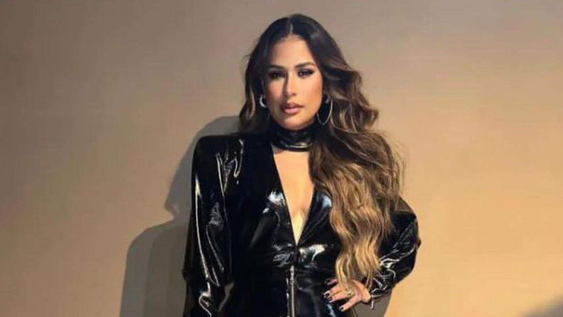 Simone Mendes dispensa zíper e mostra decote aberto até o umbigo com volume ‘gritando’ para sair - Metropolitana FM