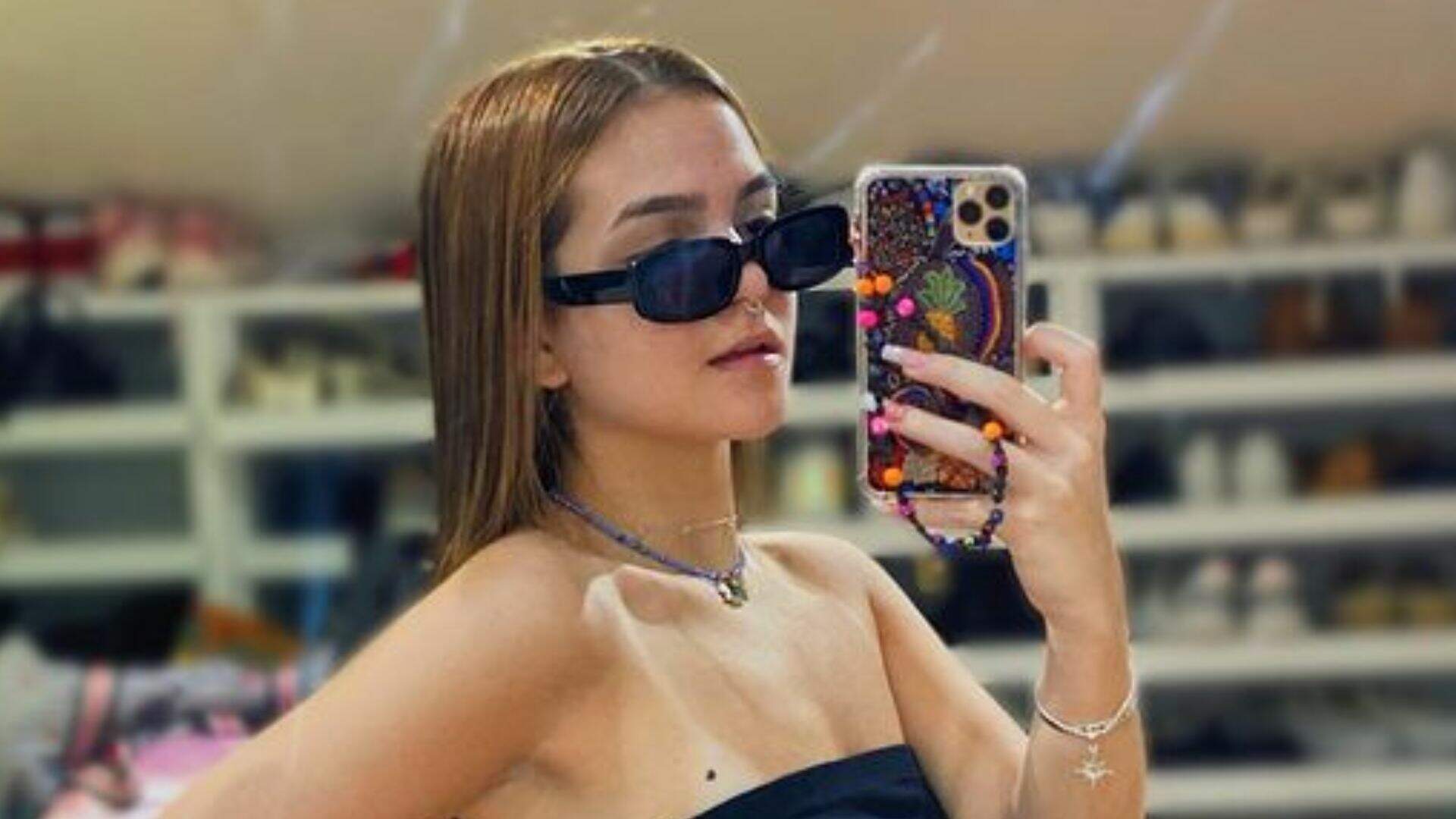Mel Maia aposta em biquíni pequeno demais e exibe corpo molhado com câmera pertinho do volume - Metropolitana FM