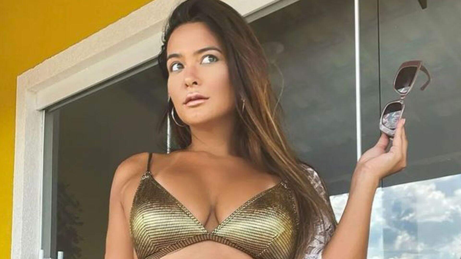 Geisy Arruda fica em pose de cachorrinha para tomar leite em tigela e deixa volume engolir fio-dental - Metropolitana FM