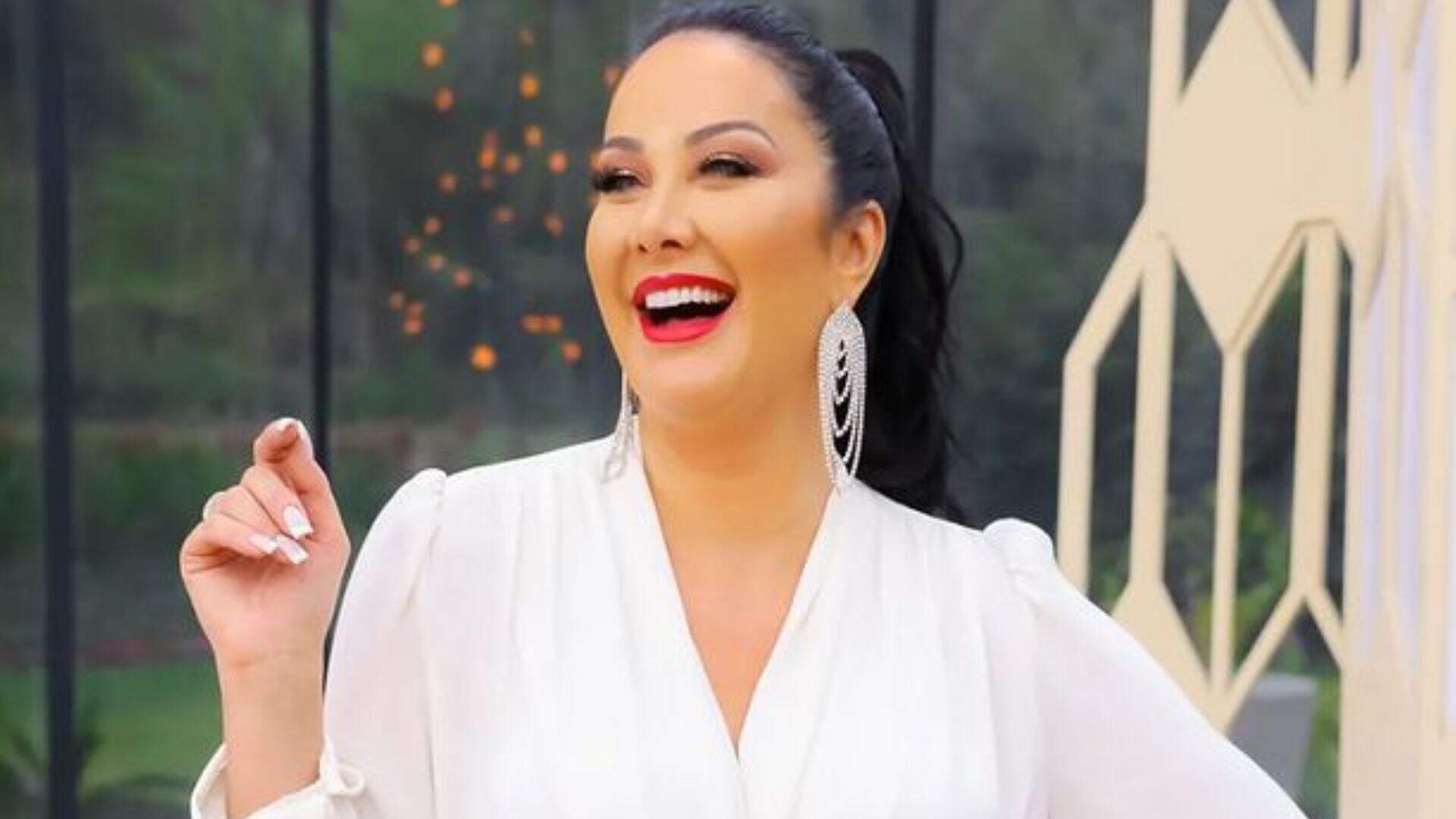 Helen Ganzarolli mostra foto audaciosa nos bastidores do SBT e abre a blusa com silicone empinado - Metropolitana FM