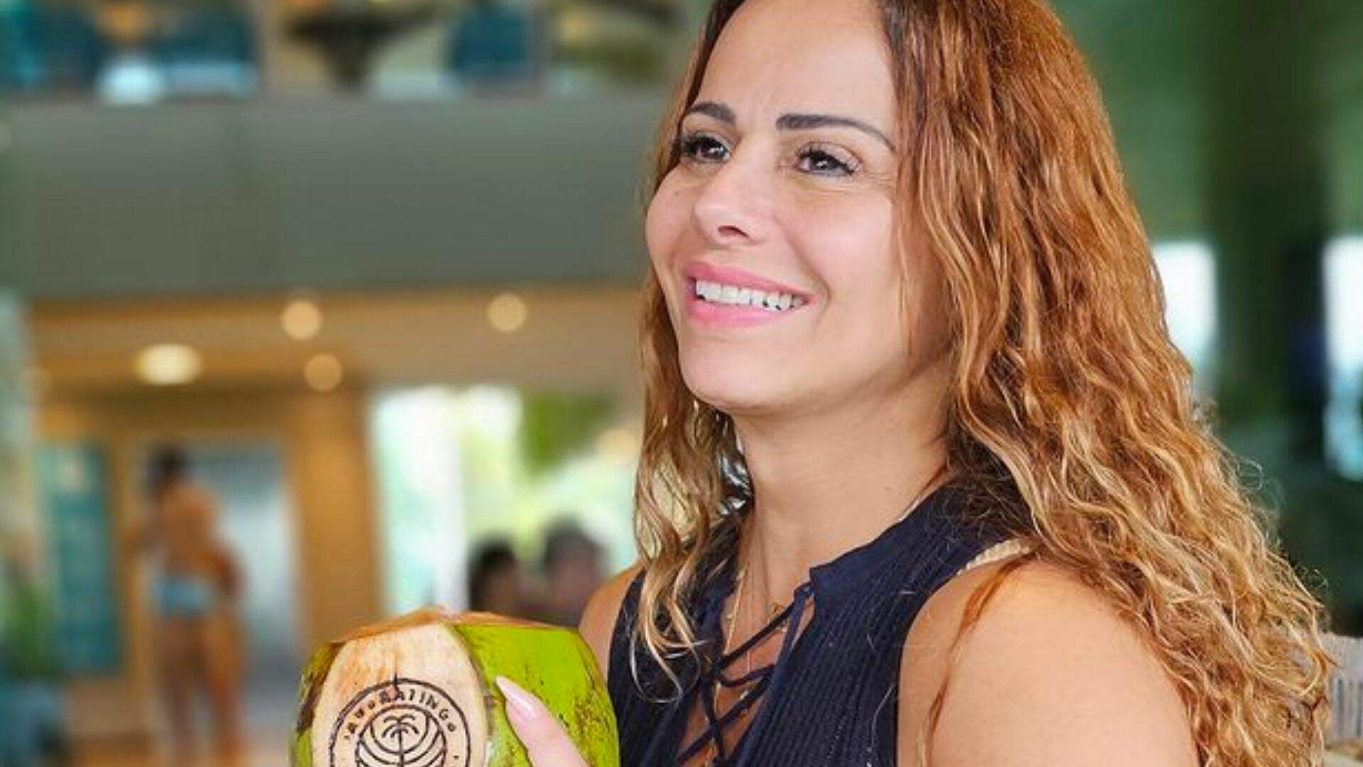 Deitada com o bumbum pro céu, Viviane Araújo aposta em fio-dental sumindo no volume grandão - Metropolitana FM