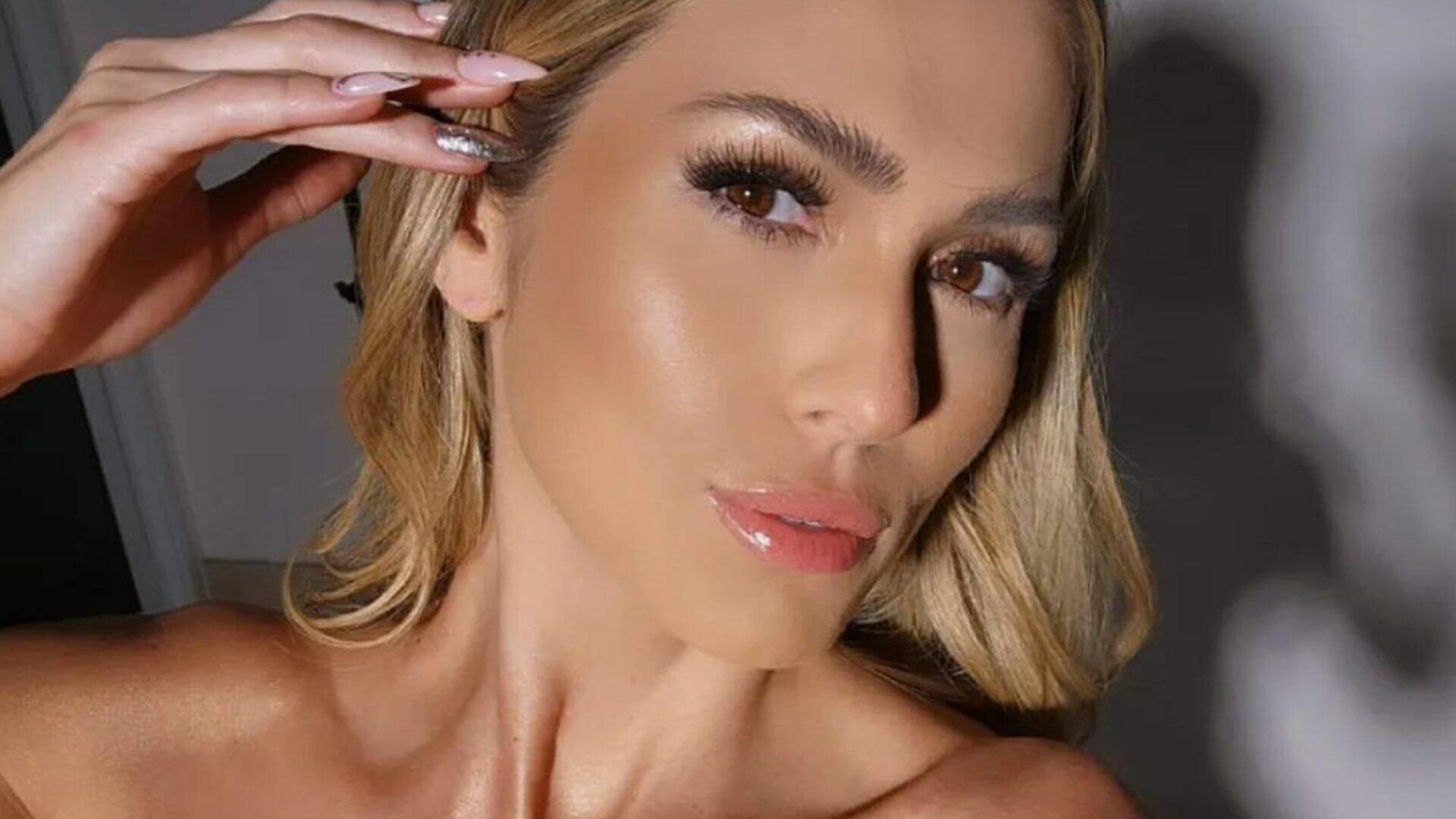 Vestido traidor? Lívia Andrade encosta em cavalo e tira selfie provando que seu decote abriu demais - Metropolitana FM
