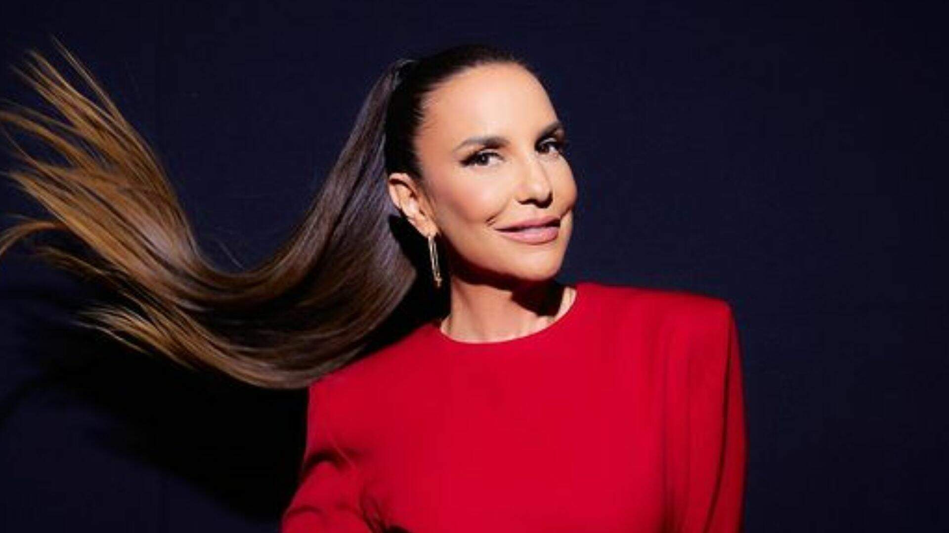 Ivete Sangalo aproveita decote aberto e coloca a mão no joelho para empinar o bumbum no palco - Metropolitana FM