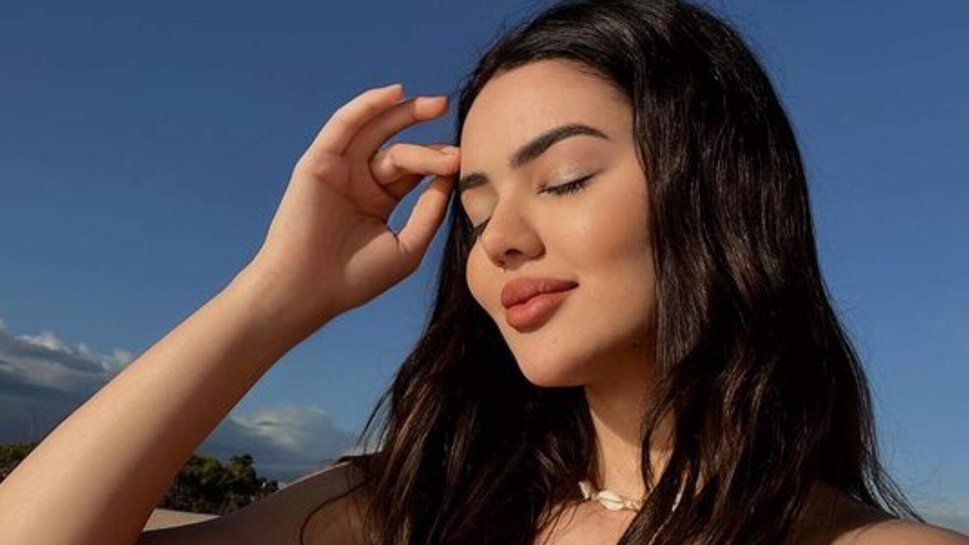 Eslovênia Marques tenta caminhar na praia e vestido rosa sobe demais: “Isso o BBB não mostra” - Metropolitana FM