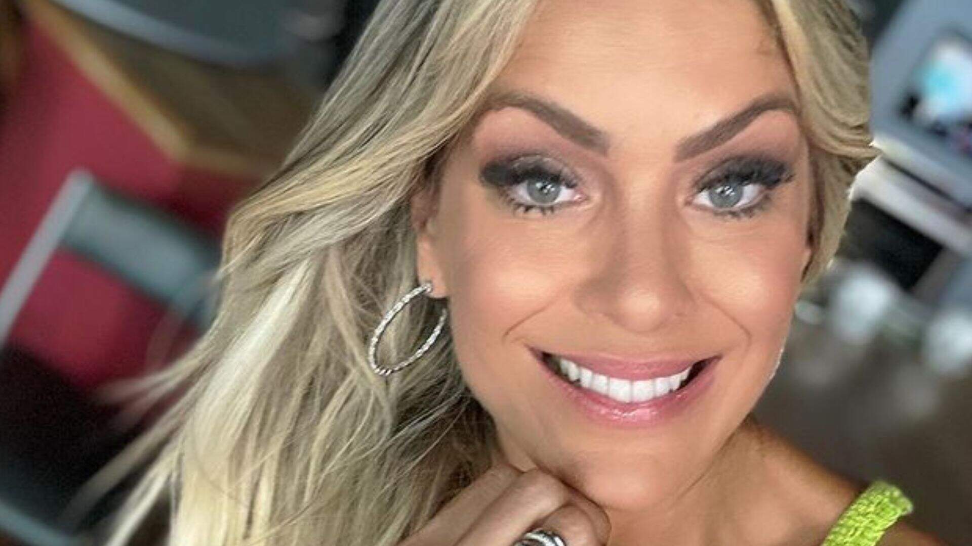 Renata Fan usa top coladinho e exibe decote chamativo na academia: “Celular até travou” - Metropolitana FM